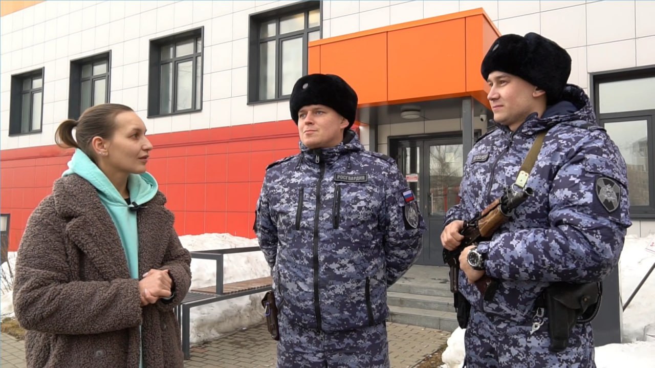 В Кирове сотрудники вневедомственной охраны нашли пропавшего ребенка В Кирове сотрудники вневедомственной охраны нашли пропавшего ребенка