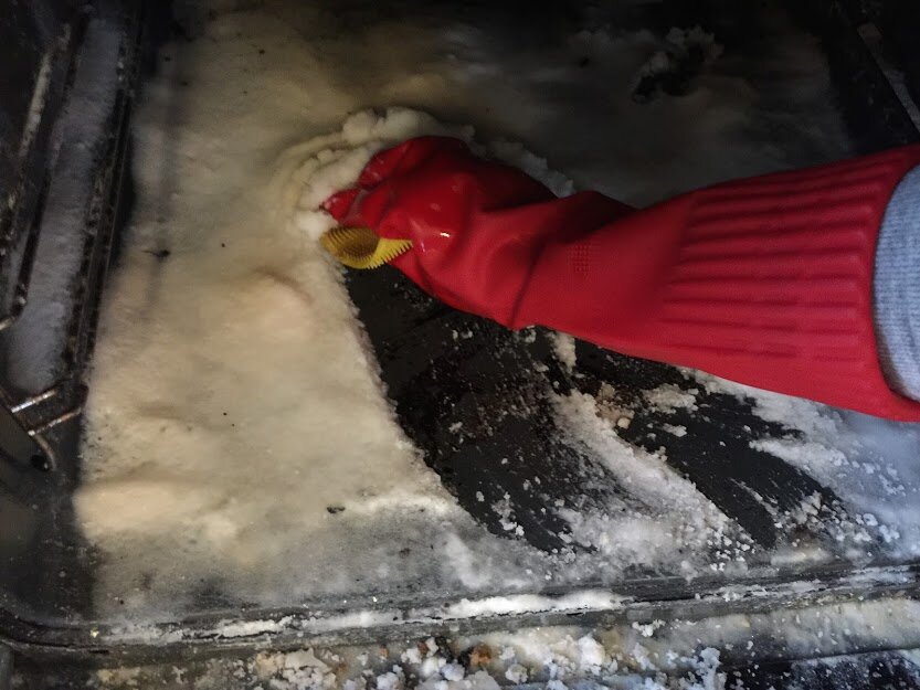 Как быстро и просто очистить духовой шкаф от засоров