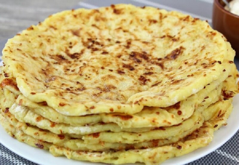 Вкусные картофельные лепешки с сырной начинкой: простой и быстрый рецепт