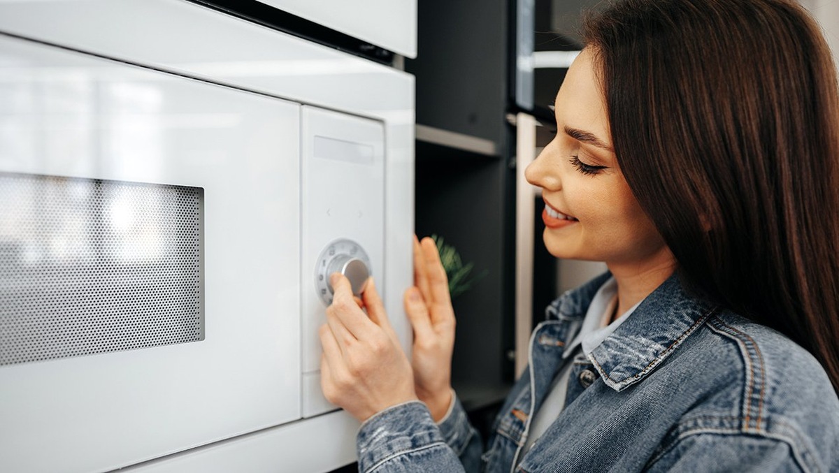 Опасные остатки на крышке микроволновки: как избежать отравлений