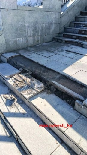 Кировчане-любители прогулок по набережной Грина жалуются на плохое состояние веерной лестницы и спуска к реке Вятке