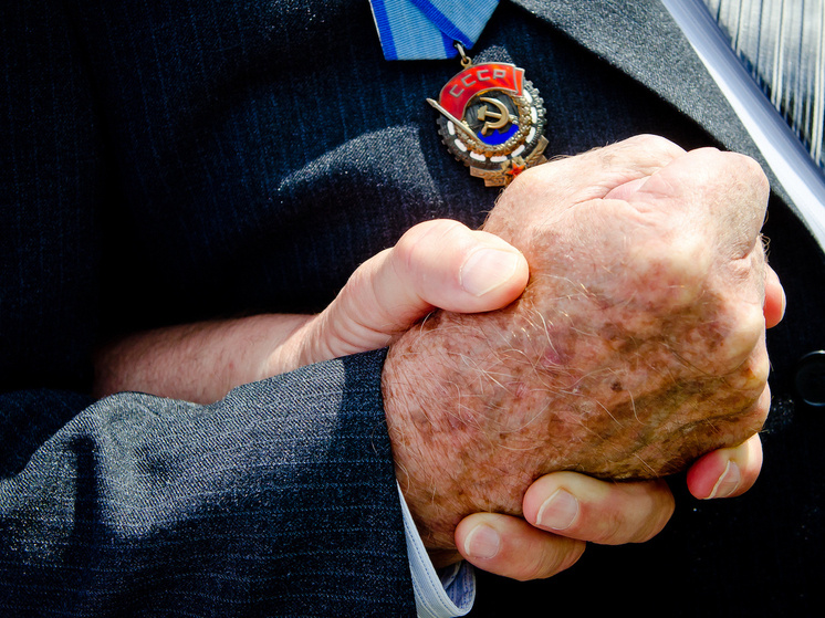 Южноуральцы получают доплату к пенсии на уход: кто и как оформляет