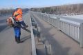 В Советском районе очищают мост через реку Вятку