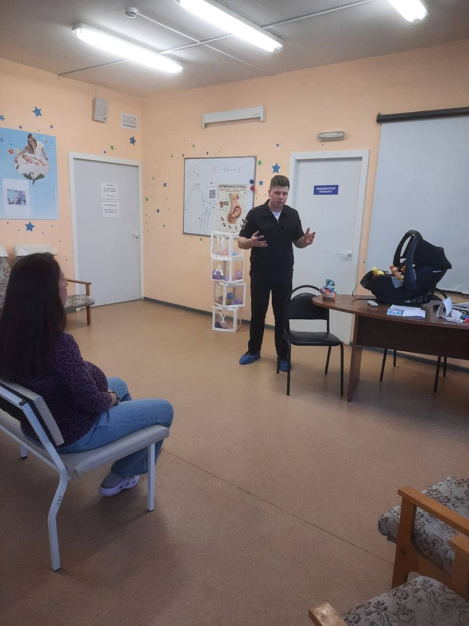 Сотрудники Госавтоинспекции г.Кирова обучили будущих мам безопасности перевозки детей Сотрудники Госавтоинспекции г.Кирова обучили будущих мам безопасности перевозки детей