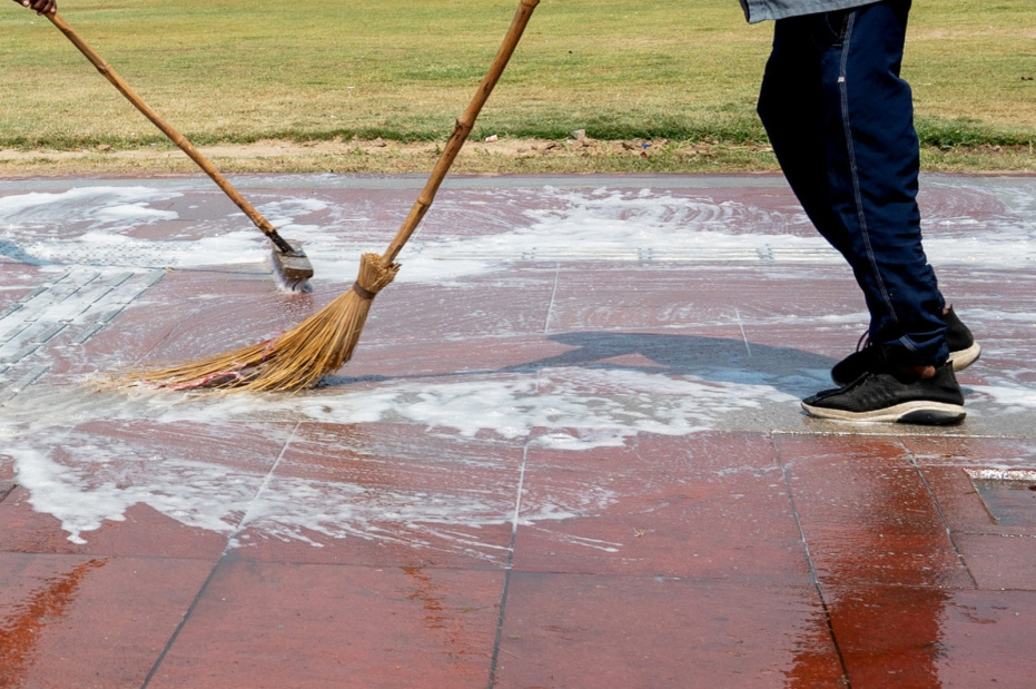 Безопасная очистка тротуарной плитки: простые решения для вашего двора