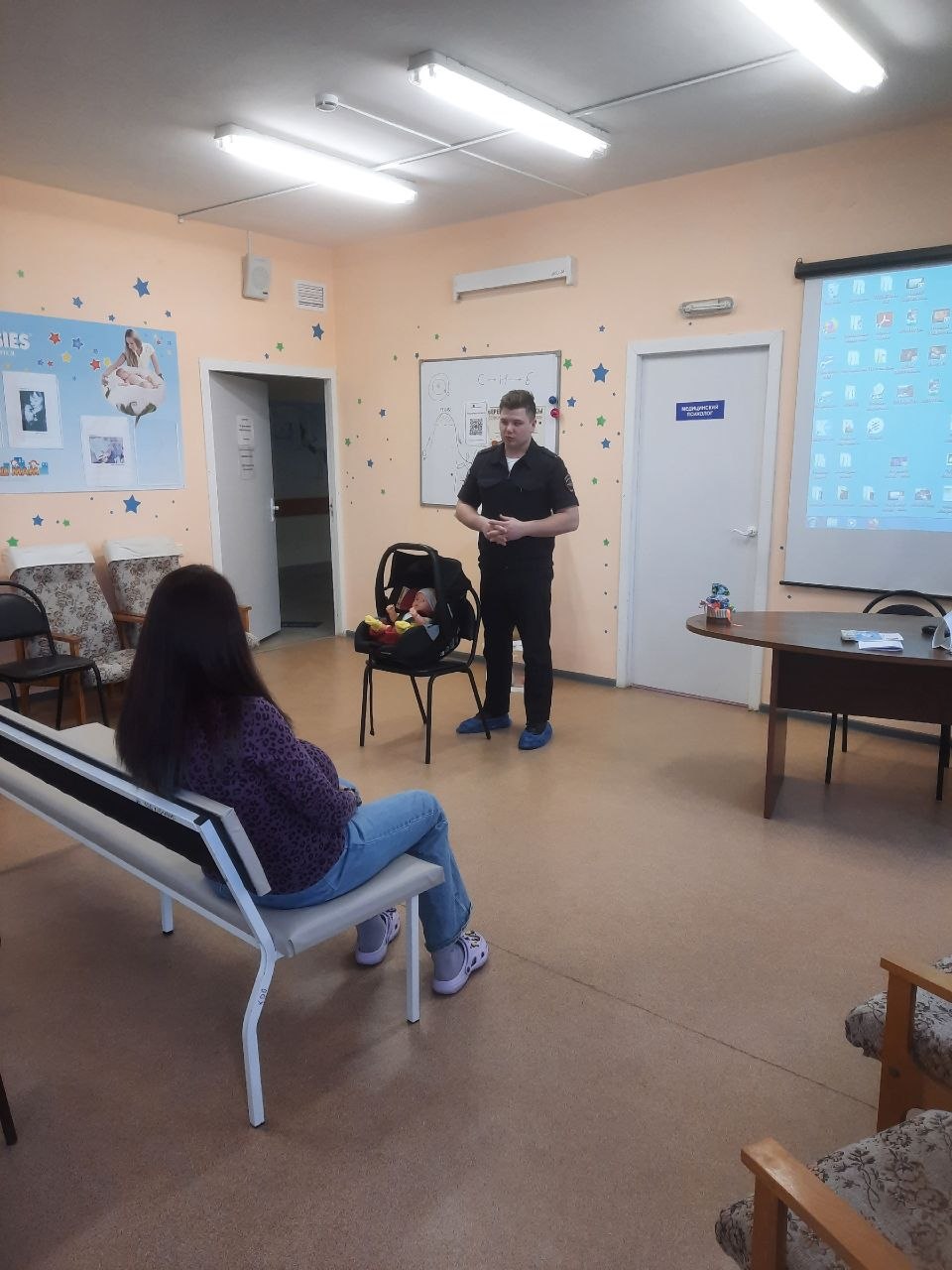 Сотрудники Госавтоинспекции г.Кирова обучили будущих мам безопасности перевозки детей Сотрудники Госавтоинспекции г.Кирова обучили будущих мам безопасности перевозки детей