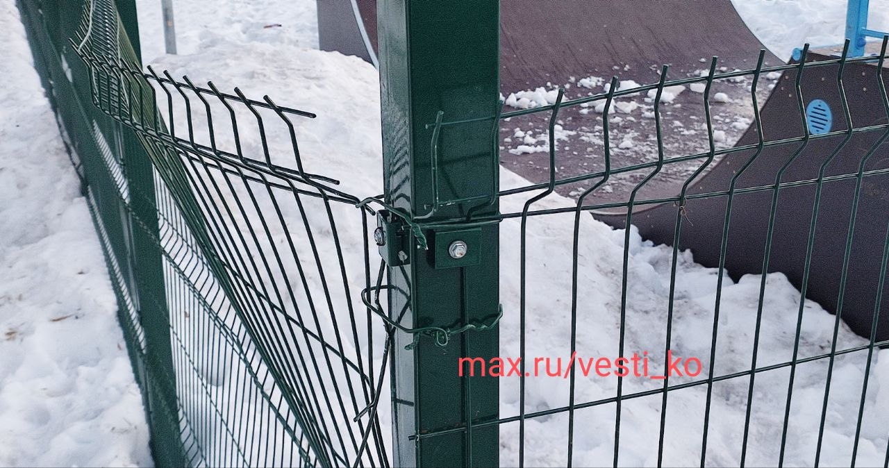 Малолетние вандалы начали ломать ограждение и гадить на новой спортплощадке в парке Гагарина в Кирове Малолетние вандалы начали ломать ограждение и гадить на новой спортплощадке в парке Гагарина в Кирове