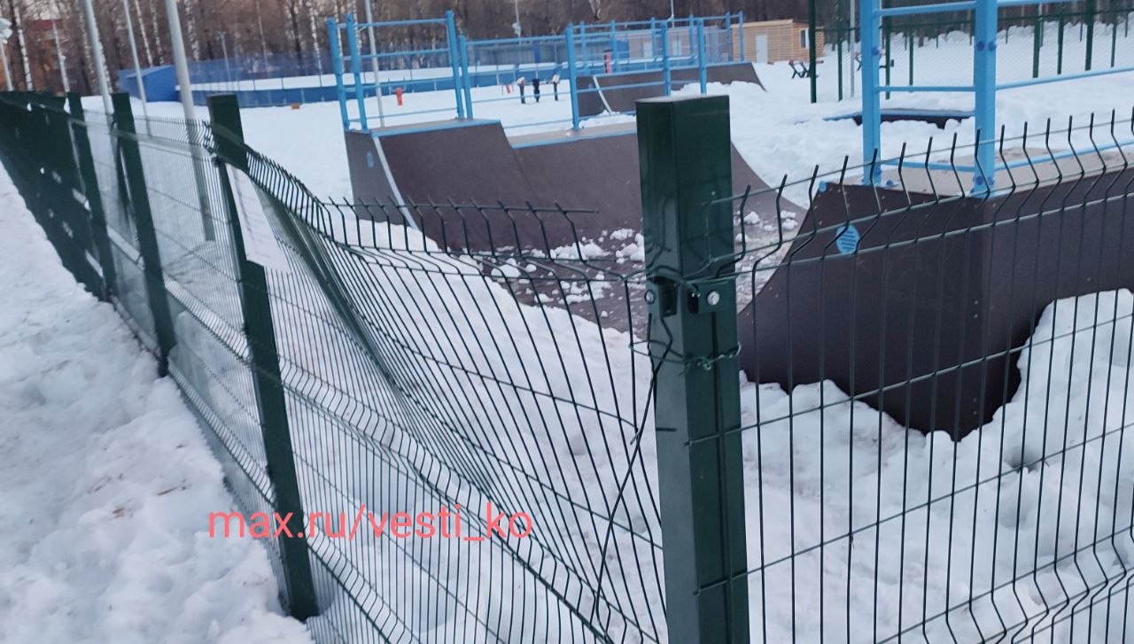 Малолетние вандалы начали ломать ограждение и гадить на новой спортплощадке в парке Гагарина в Кирове Малолетние вандалы начали ломать ограждение и гадить на новой спортплощадке в парке Гагарина в Кирове