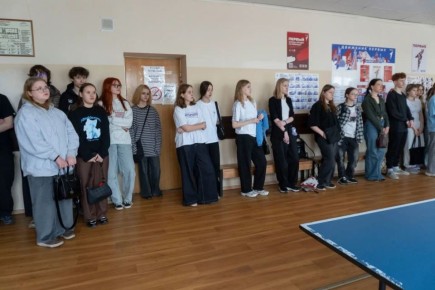 Сотрудники Госавтоинспекции проводят профилактическую работу, напоминая студентам о рисках, связанных с нарушениями ПДД