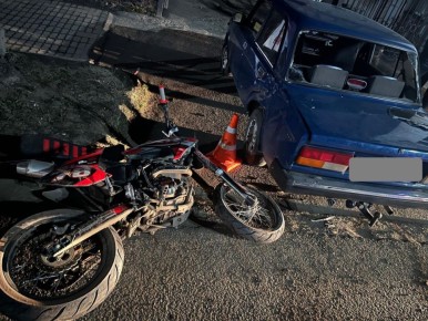 16-летний мотоциклист-бесправник въехал в ВАЗ-21074