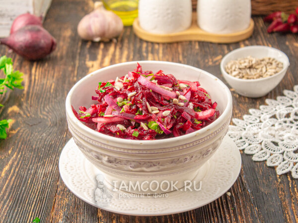 Вкусный свекольный салат с пикантным маринованным луком и свежей петрушкой