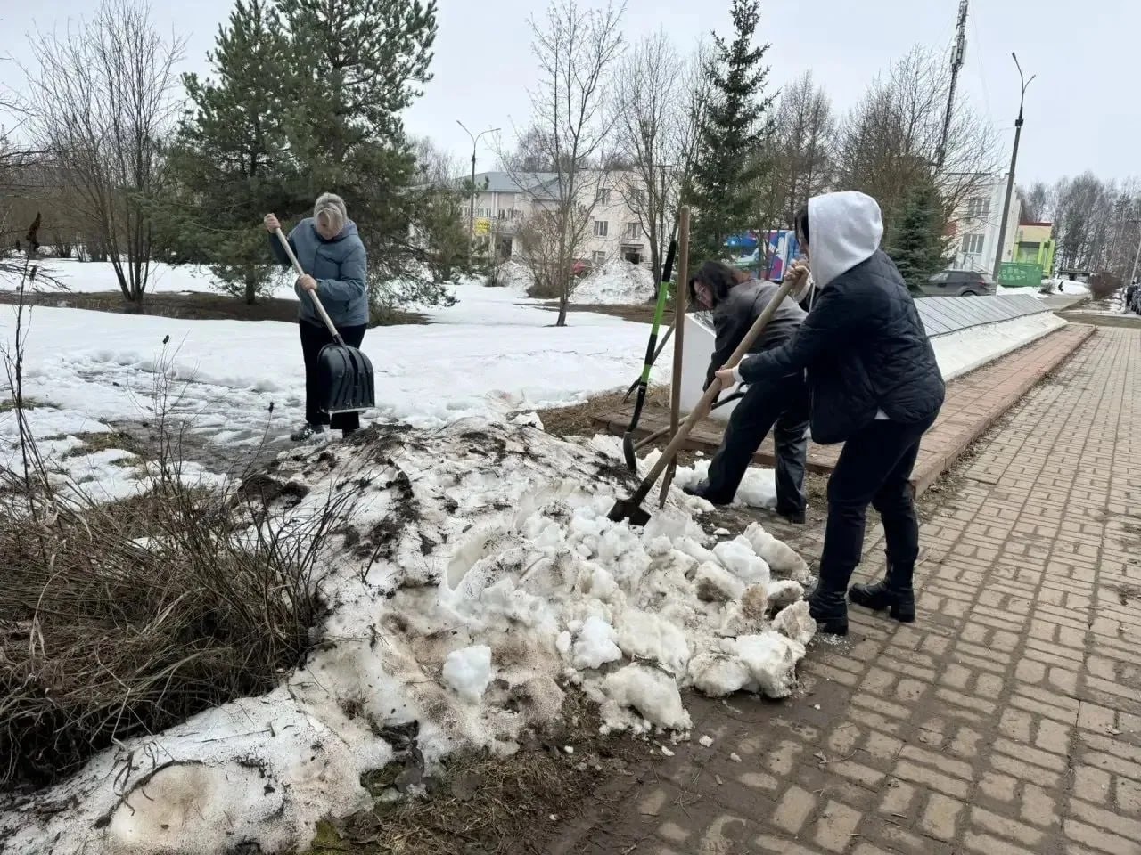 В Кирове прошёл первый общегородской субботник В Кирове прошёл первый общегородской субботник