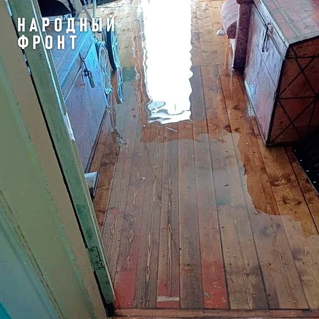 В Мурашах талая вода из-за магазина затопила квартиры на 10 сантиметров