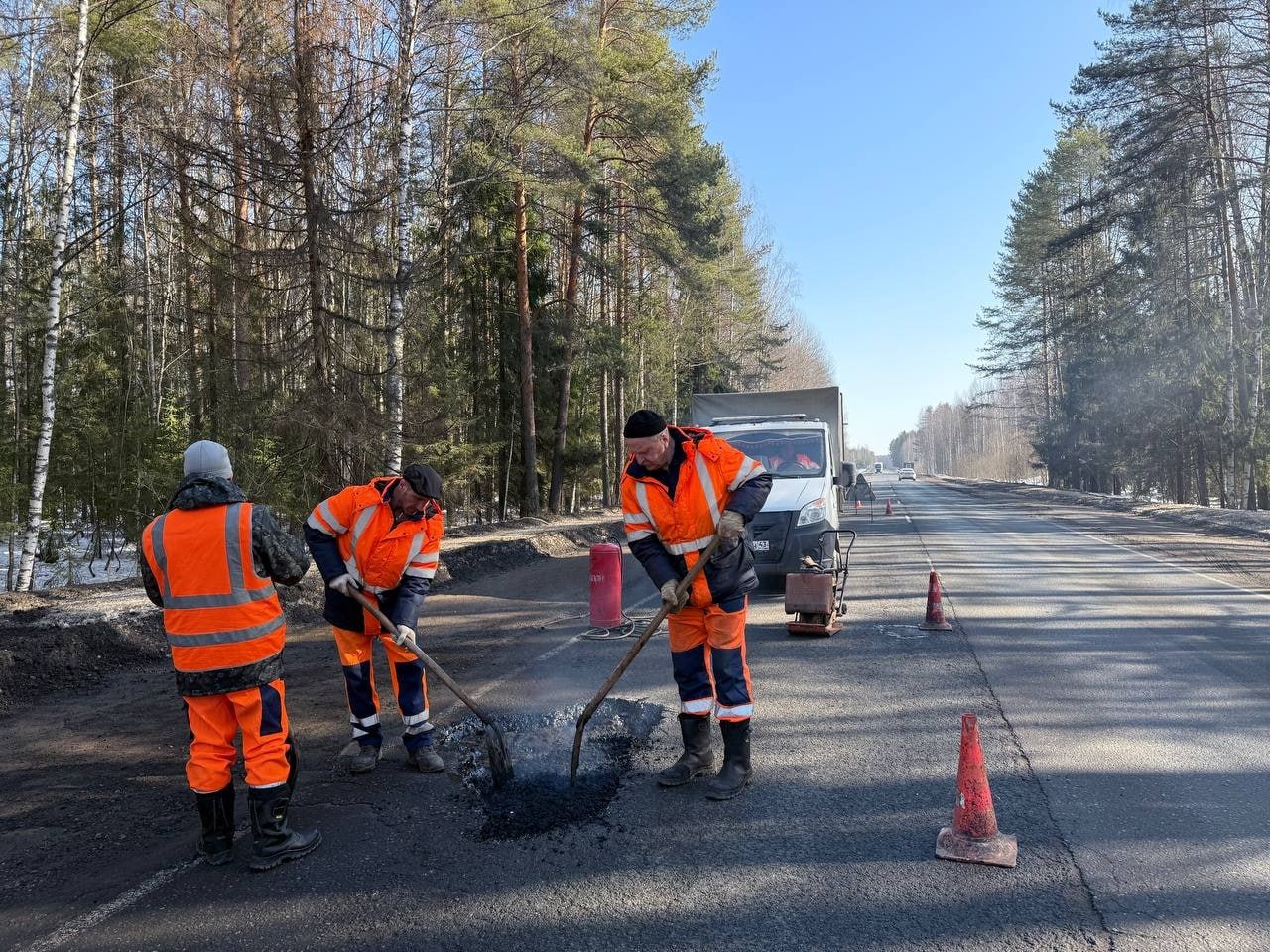 Ямочный ремонт провели на дорогах Котельничском, Даровском, Белохолуницком, Верхнекамском, Омутнинском, Нолинском, Верхнеполянском, Лебяжском и других районах