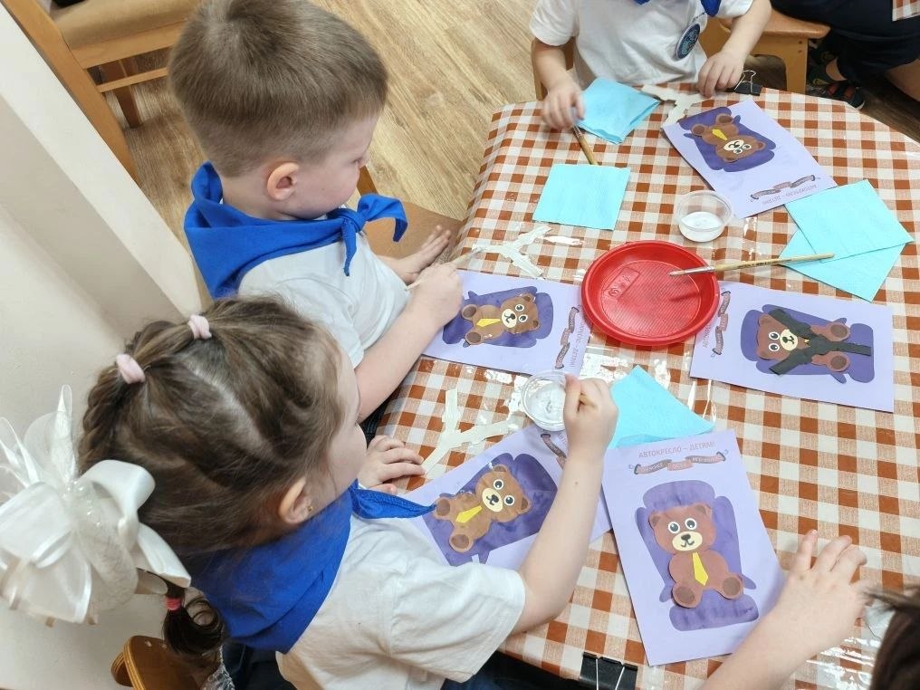 «Я – пассажир автомобиля». В детском саду № 16 г.Кирова для отряда юных помощников инспекторов движения и их родителей было организовано занятие - эксперимент «Я – пассажир автомобиля». Ребята, посмотрев мультфильм... «Я – пассажир автомобиля». В детском саду № 16 г.Кирова для отряда юных помощников инспекторов движения и их родителей было организовано занятие - эксперимент «Я – пассажир автомобиля». Ребята, посмотрев мультфильм...