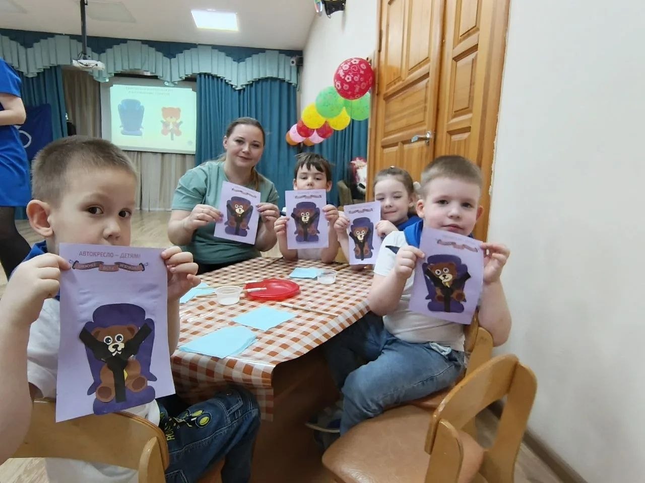 «Я – пассажир автомобиля». В детском саду № 16 г.Кирова для отряда юных помощников инспекторов движения и их родителей было организовано занятие - эксперимент «Я – пассажир автомобиля». Ребята, посмотрев мультфильм... «Я – пассажир автомобиля». В детском саду № 16 г.Кирова для отряда юных помощников инспекторов движения и их родителей было организовано занятие - эксперимент «Я – пассажир автомобиля». Ребята, посмотрев мультфильм...