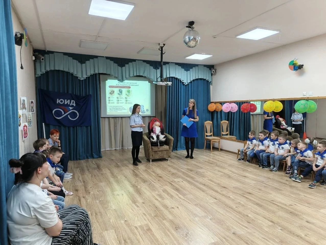 «Я – пассажир автомобиля». В детском саду № 16 г.Кирова для отряда юных помощников инспекторов движения и их родителей было организовано занятие - эксперимент «Я – пассажир автомобиля». Ребята, посмотрев мультфильм... «Я – пассажир автомобиля». В детском саду № 16 г.Кирова для отряда юных помощников инспекторов движения и их родителей было организовано занятие - эксперимент «Я – пассажир автомобиля». Ребята, посмотрев мультфильм...