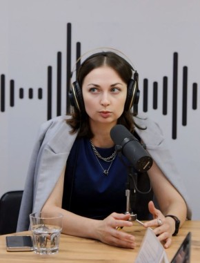 По ощущениям - холодно, по нормативу - тепло