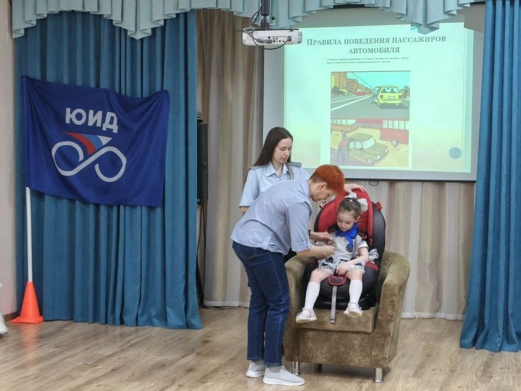 «Я – пассажир автомобиля». В детском саду № 16 г.Кирова для отряда юных помощников инспекторов движения и их родителей было организовано занятие - эксперимент «Я – пассажир автомобиля». Ребята, посмотрев мультфильм... «Я – пассажир автомобиля». В детском саду № 16 г.Кирова для отряда юных помощников инспекторов движения и их родителей было организовано занятие - эксперимент «Я – пассажир автомобиля». Ребята, посмотрев мультфильм...