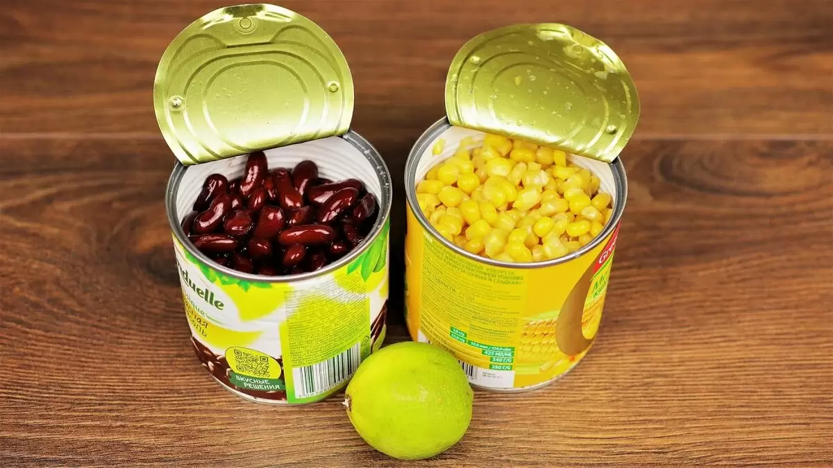 Удивительный салат из консервированным ингредиентов: быстро, ярко и вкусно