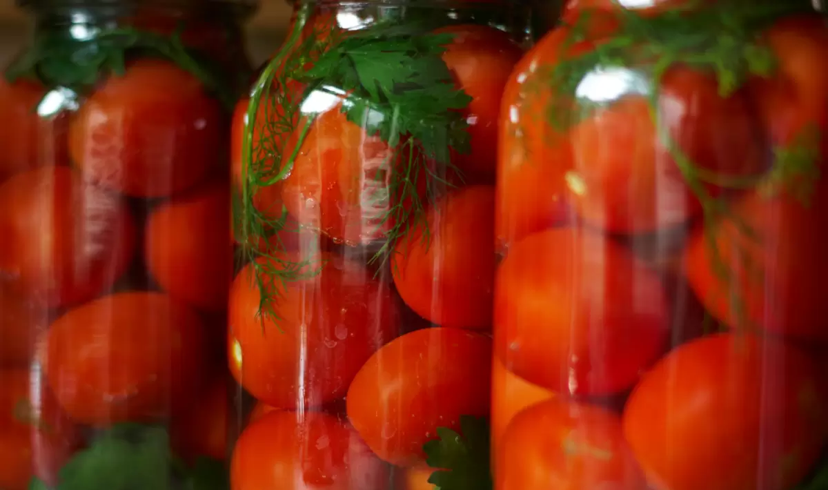 Помидоры с чесноком: любимый зимний рецепт наших мам