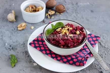 Невозможно устоять перед свекольным салатом с орехами и чесноком