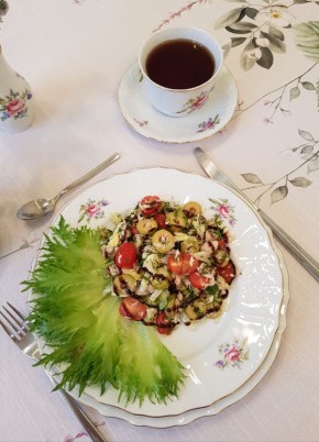 Весеннее наслаждение в тарелке: легкий салат с рыбой и овощами