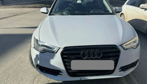 В Кирове столкнулись автомобиль и электровелосипедист