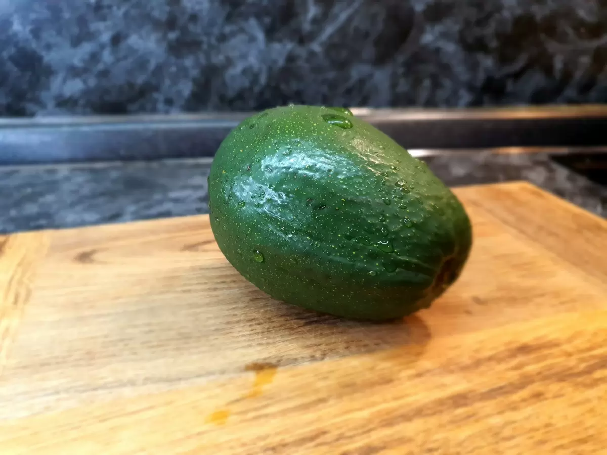 Как правильно нарезать авокадо: полезные советы и история фрукта