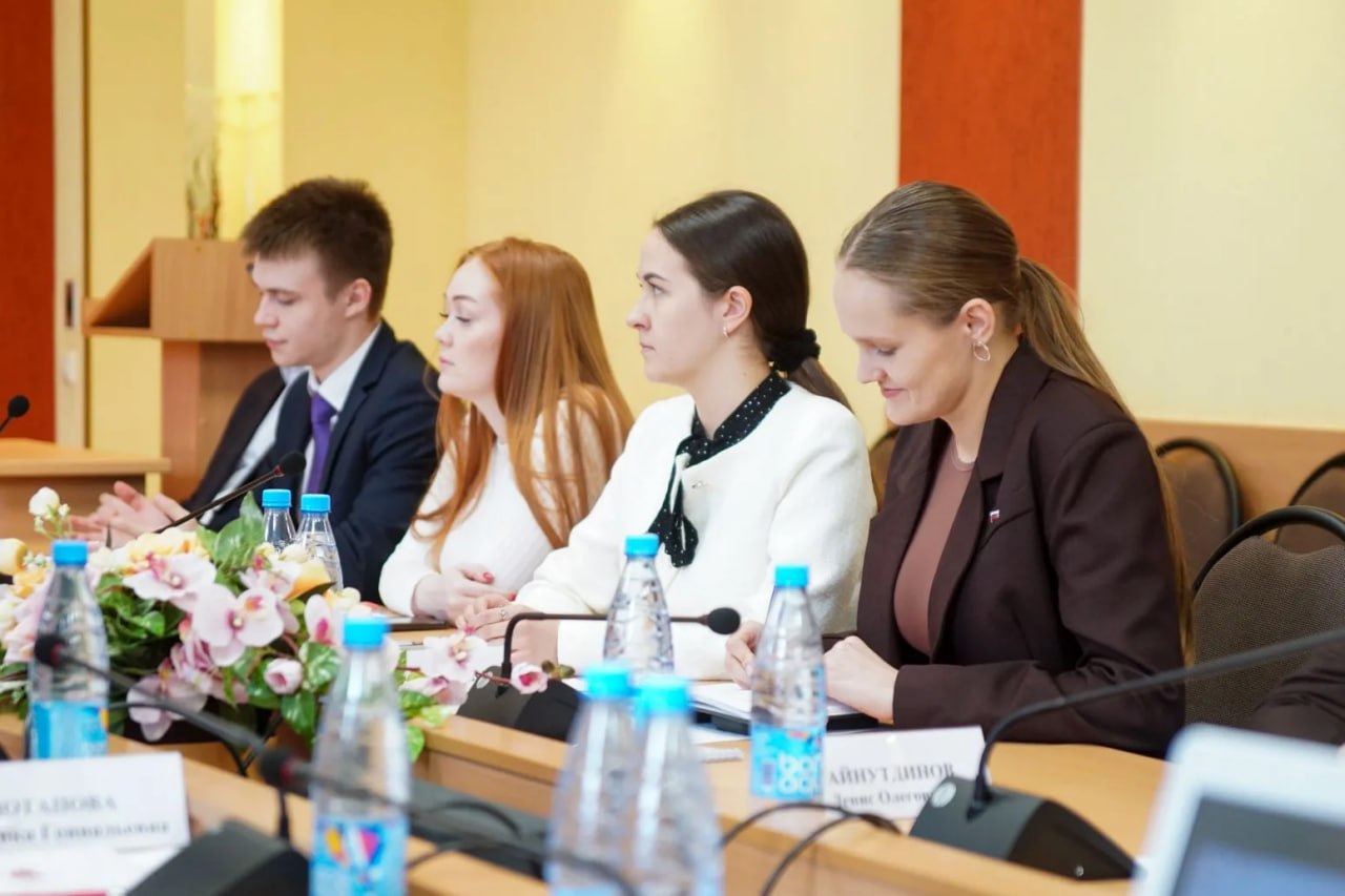 Александр Соколов: Подписал указ о новом составе Молодежного совета при губернаторе Кировской области из числа лидеров общественных объединений, представителей молодежного самоуправления и политический партий Александр Соколов: Подписал указ о новом составе Молодежного совета при губернаторе Кировской области из числа лидеров общественных объединений, представителей молодежного самоуправления и политический партий