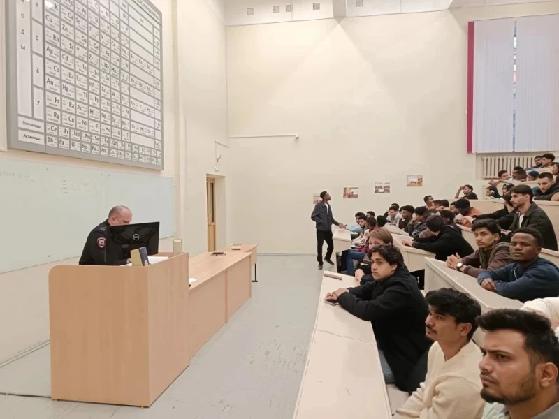 Сотрудники Управления по вопросам миграции УМВД в Вятском государственном агротехнологическом университете и Вятском государственном университете провели встречи со студентами, прибывшими в Кировскую область из стран СНГ...