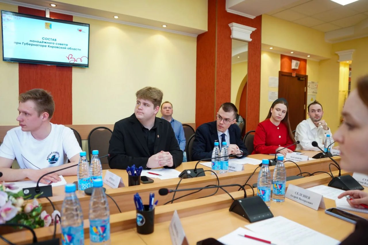 Александр Соколов: Подписал указ о новом составе Молодежного совета при губернаторе Кировской области из числа лидеров общественных объединений, представителей молодежного самоуправления и политический партий Александр Соколов: Подписал указ о новом составе Молодежного совета при губернаторе Кировской области из числа лидеров общественных объединений, представителей молодежного самоуправления и политический партий