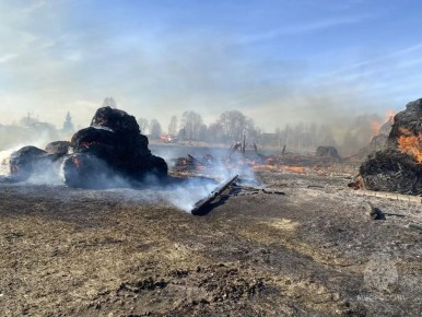 Склад и 200 рулонов сена сгорели в Оричевском районе