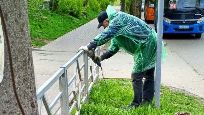 Заборы частично уберут. Выборочный демонтаж металлических ограждений, разделяющих пешеходную и проезжую часть кировских улиц, будет продолжен