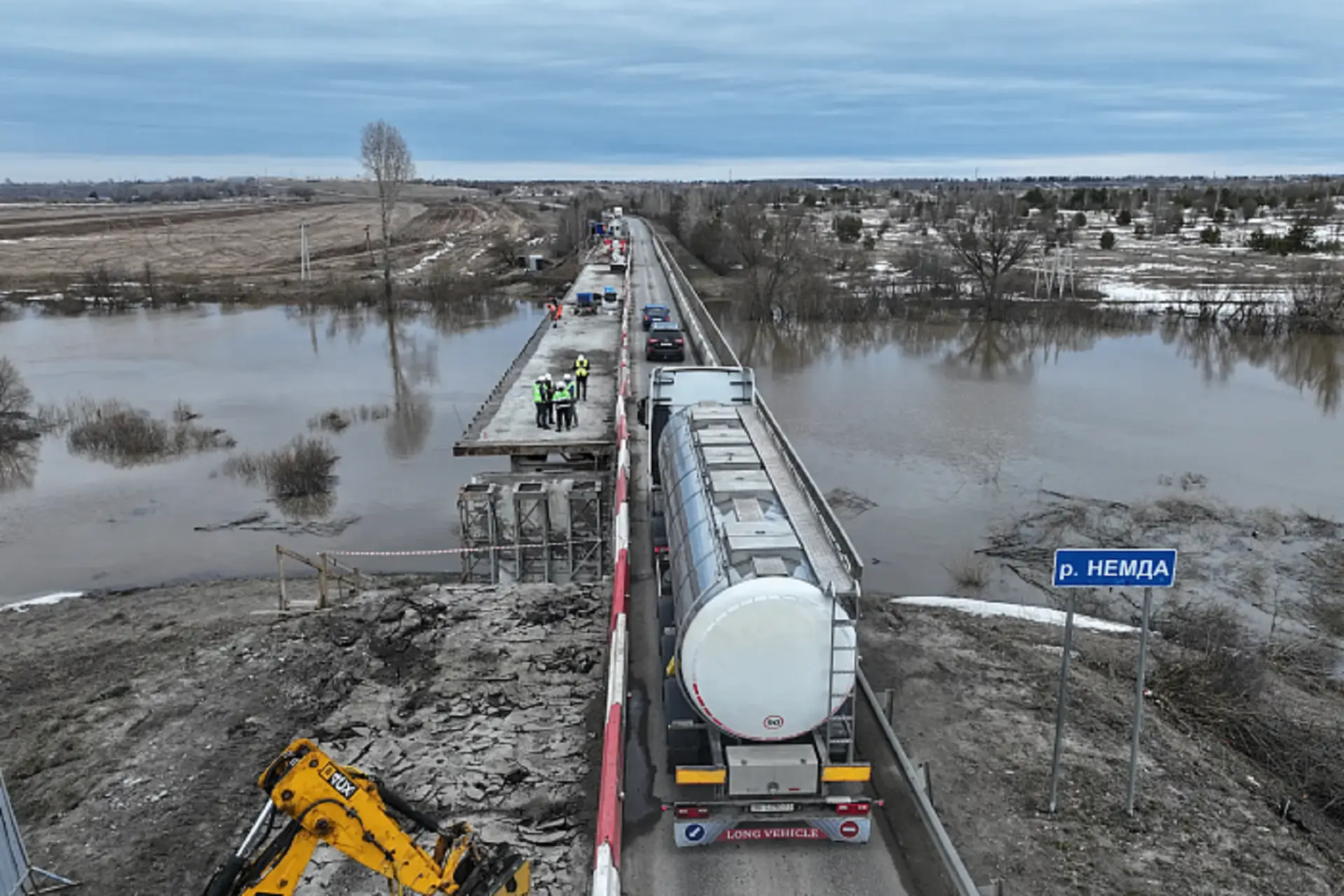 Продолжается ремонт моста через реку Немда