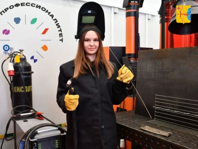 Студентка Вятского автомобильно-промышленного колледжа Екатерина Русинова доказывает, что профессия сварщика подходит не только мужчинам