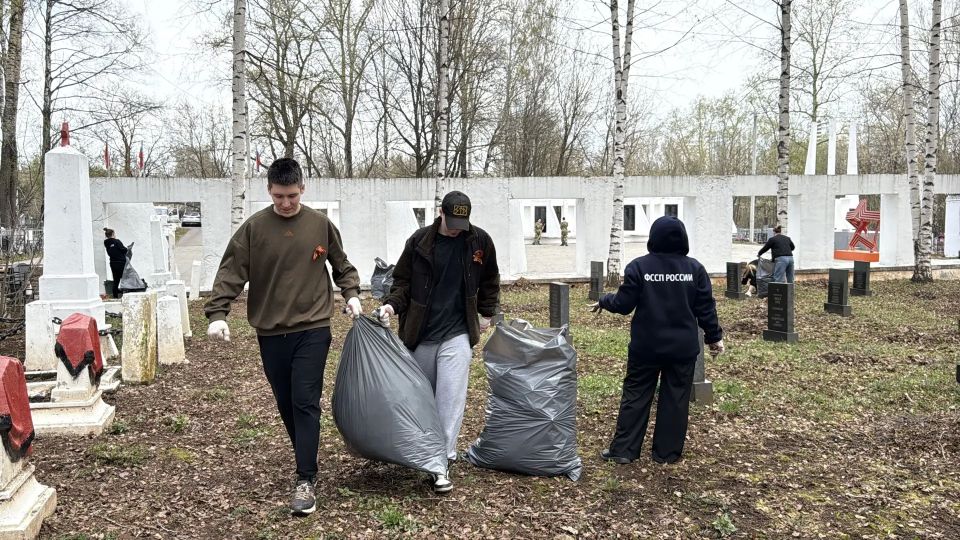Сотрудники службы судебных приставов привели в порядок мемориальную зону Сотрудники службы судебных приставов привели в порядок мемориальную зону