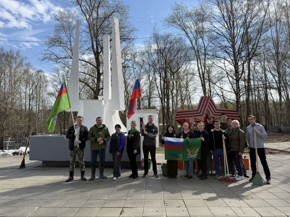 Сотрудники службы судебных приставов привели в порядок мемориальную зону