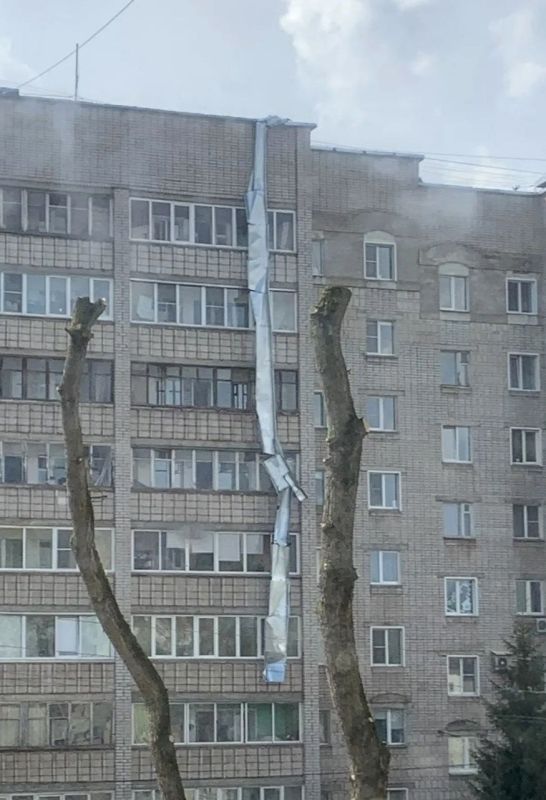 Мощный ветер снёс крышу и поломал деревья в Кирове Мощный ветер снёс крышу и поломал деревья в Кирове