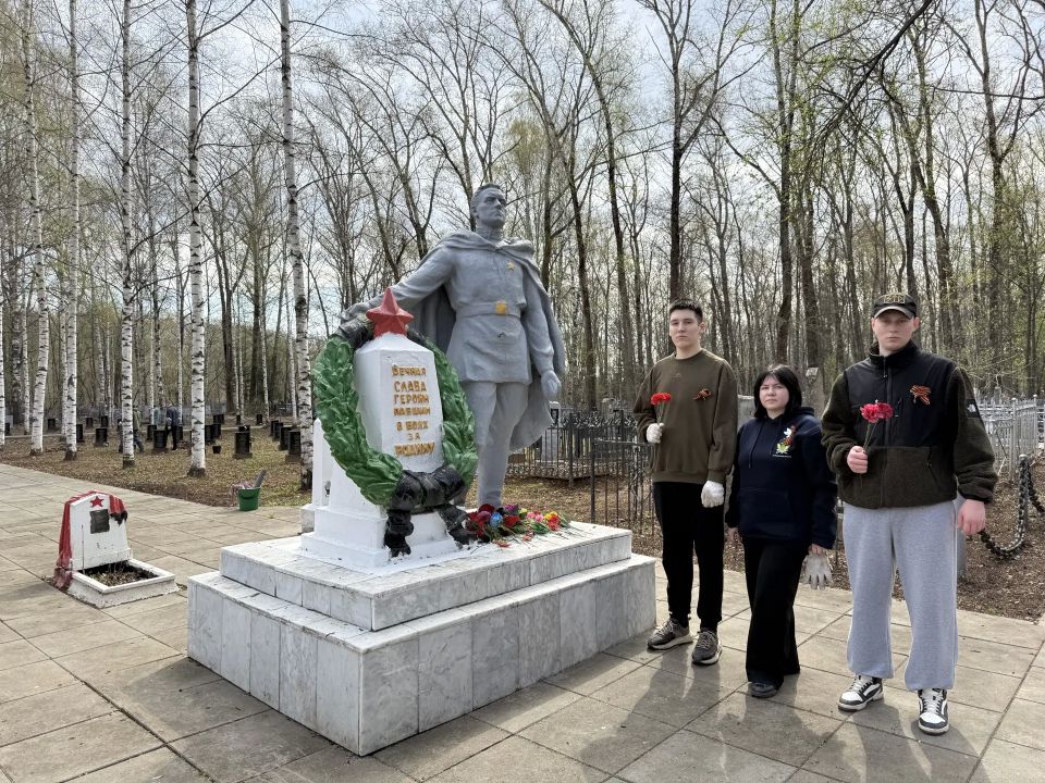 Сотрудники службы судебных приставов привели в порядок мемориальную зону Сотрудники службы судебных приставов привели в порядок мемориальную зону