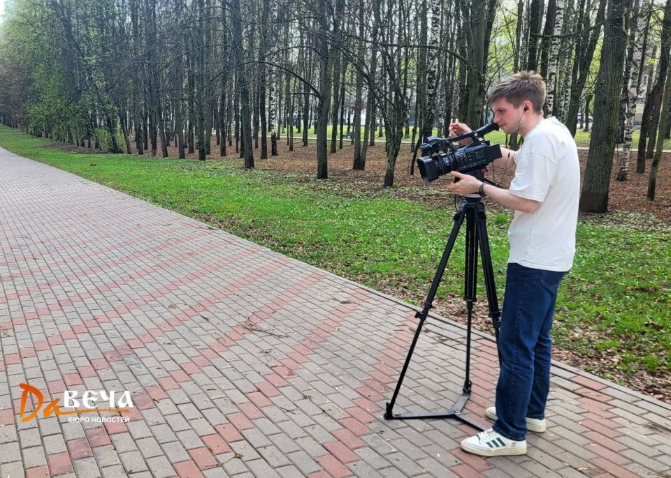 Съёмочная группа бюро новостей «Давеча» сегодня проверяет некоторые парки и скверы на готовность к летнему сезону Съёмочная группа бюро новостей «Давеча» сегодня проверяет некоторые парки и скверы на готовность к летнему сезону