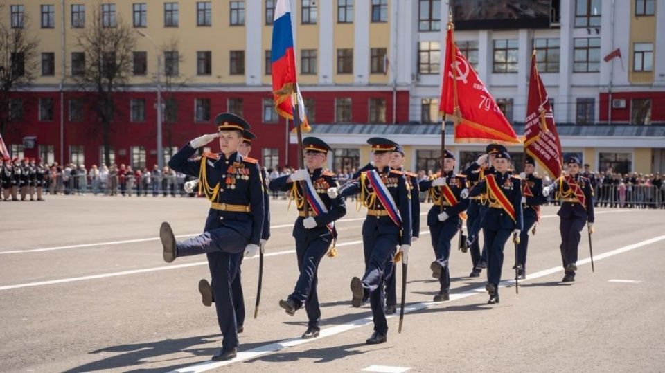 В Кирове прошел юбилейный парад юнармейцев
