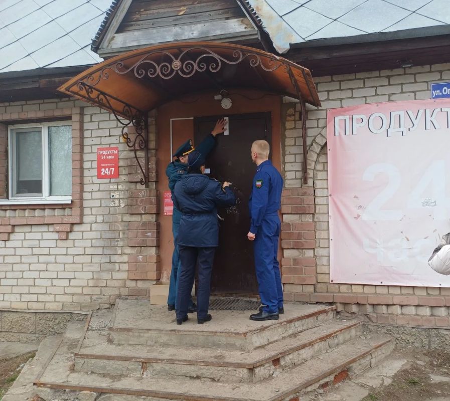 По требованию прокуратуры прекращена незаконная деятельность мини-маркета в Зуевке из-за нарушений запрета реализации алкогольной и спиртосодержащей продукции