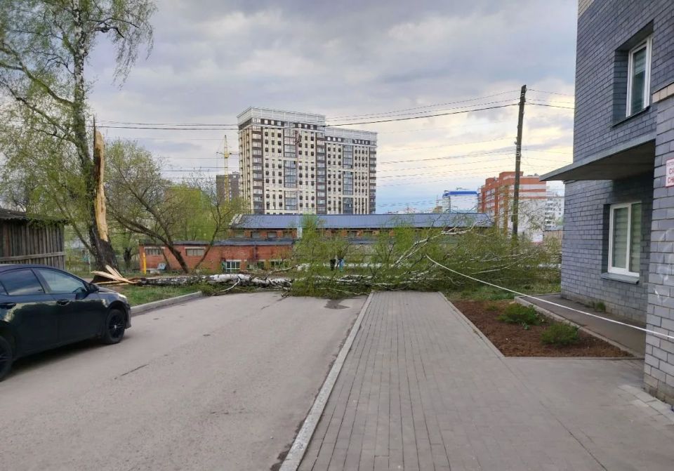 Фотографиями последствий вчерашней стихии делятся наши читатели Фотографиями последствий вчерашней стихии делятся наши читатели