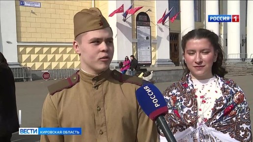 В честь великого праздника на Театральной площади состоялось историческая реконструкция – «Бал Победы»: звучали военные песни, сотни кировчан присоединились к представлению и танцевали вальс