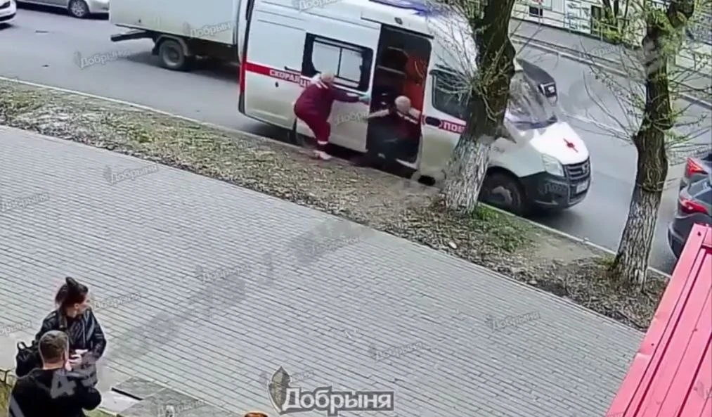 Скорая без водителя в Кирове протаранила другую машину