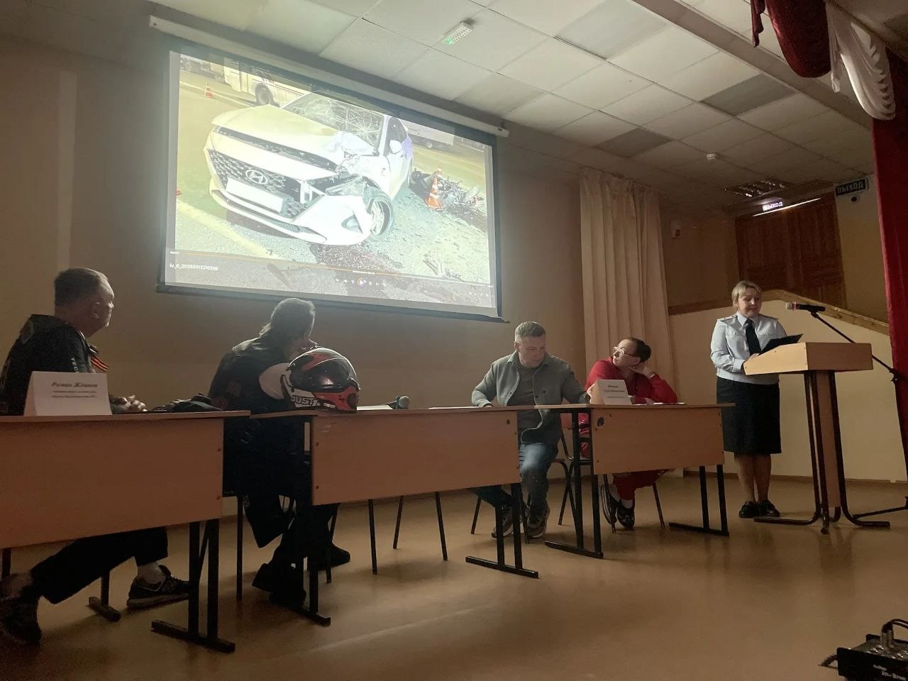 Госавтоинспекция г.Кирова инициировала проведение «Круглого стола», на котором обсудили ситуацию аварийности с участием подростков- водителей транспортных средств Госавтоинспекция г.Кирова инициировала проведение «Круглого стола», на котором обсудили ситуацию аварийности с участием подростков- водителей транспортных средств