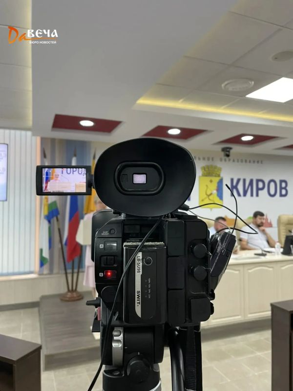 А вот в администрации города депутаты и чиновники обсуждают отопительный сезон А вот в администрации города депутаты и чиновники обсуждают отопительный сезон