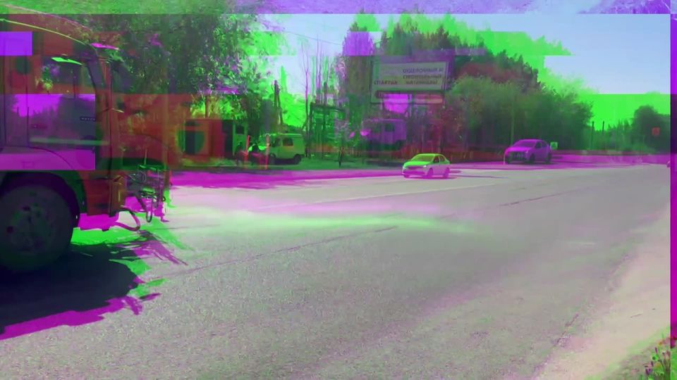В жаркую погоду подрядные организации, задействованные в содержании улично-дорожной сети, помимо всех предусмотренных летних видов работ, проливают водой дороги с наибольшим транспортным потоком