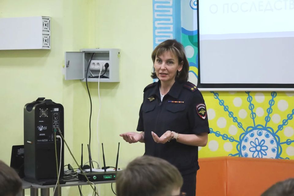 В канун начала летних каникул УМВД России по Кировской области и Общественный совет при Управлении разъяснили подросткам областного центра меры противодействия экстремизму и правила действий в критических ситуациях